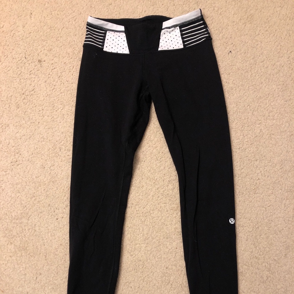 Black lululemon legging with white and grey design